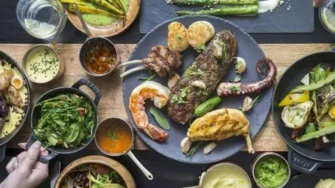 La Parrilla cuenta con un amplio menú con carnes, pescados, mariscos y platos vegetarianos. (Cedida)