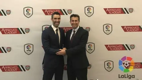 Fernando Sanz, director general de LaLiga en Oriente Medio y Norte de África -a la izquierda-.