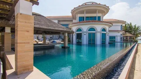La villa en Palm Jumeirah cuenta con la piscina más grande de la zona.