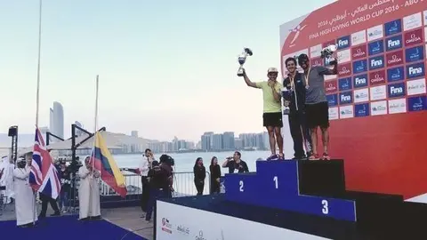 El colombiano Orlando Duque, en el podio de la Copa del Mundo de Clavados celebrada en Abu Dhabi. (Red Bull)