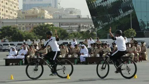 Agentes de la Policía de Dubai durante una de las sesiones de formación de patrulla en bicicleta.