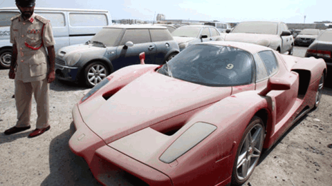 Coches confiscados por la policía en EAU.