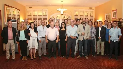 Foto de familia del embajador José Eugenio Salarich con los asistentes a la despedida organizada por integrantes de la comunidad española en Dubai. (EL CORREO)