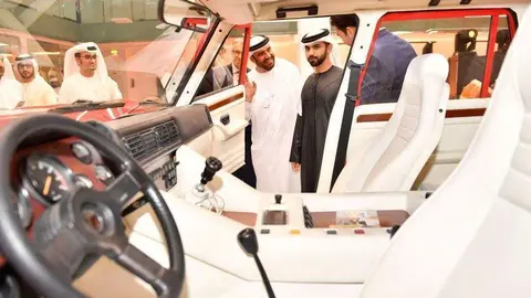 El jeque Mansour bin Mohammed bin Rashid Al Maktoum durante el recorrido por las instalaciones. (WAM)