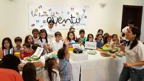 Los asistentes al aniversario soplaron las velas en medio de un gran ambiente. (Cedida)