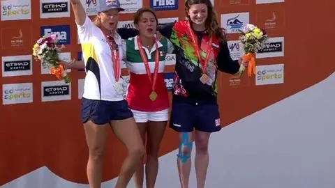 Adriana Jiménez en el centro del podio tras ganar en Yas Island de Abu Dhabi.