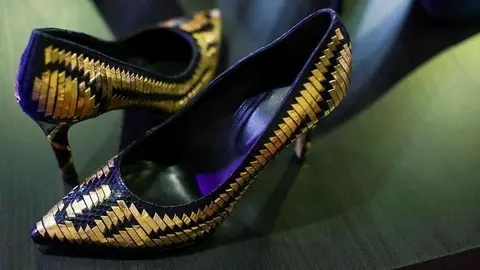 Los zapatos de oro expuestos en Dubai.