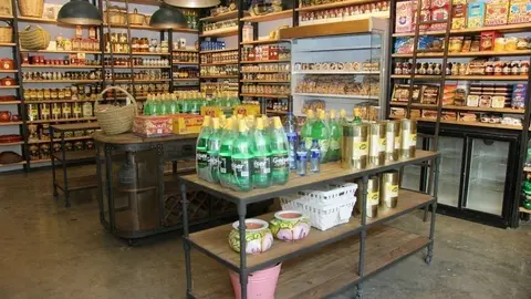 Perspectiva del auténtico colmado de La Despensa en Al Quoz con productos cien por cien españoles. (EL CORREO)