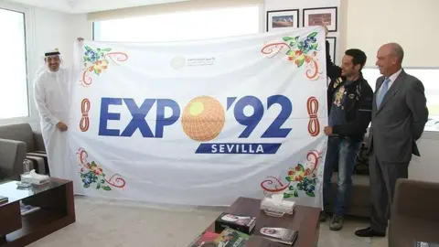 José Luis Ruiz -en el centro- entrega a Najeeb Al Ali -izquierda- la bandera del 25 aniversario de la Expo 92 de Sevilla en presencia de José Eugenio Salarich. (EL CORREO)