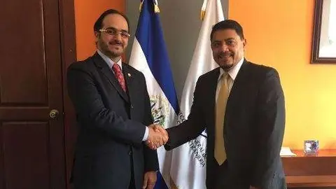 Héctor Rodríguez y Ahmed Mohamed Al-Horr, encargado de Negocios de la Embajada de Qatar en El Salvador.