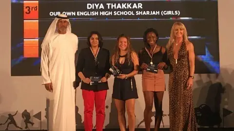 Elena Espinosa -en el centro- durante la entrega de premios. (EL CORREO)