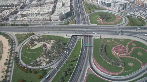 Imagen aérea de autopistas en el emirato de Dubai.