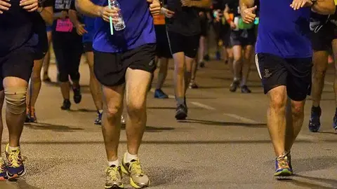 Participantes durante una carrera nocturna. (George Dement, Flickr)