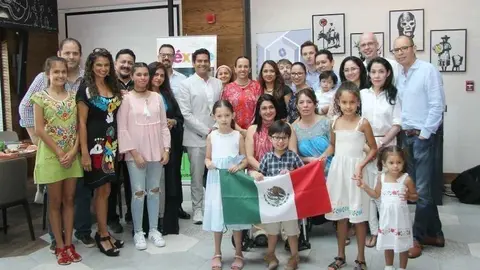 Asistentes junto a Ismael Cala y la nueva embajadora de México. (E.C.)