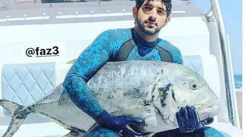 El jeque Hamdan se fotografía con la buena captura.