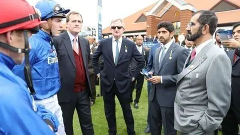 El gobernador y el príncipe heredero de Dubai durante el evento deportivo. (WAM)