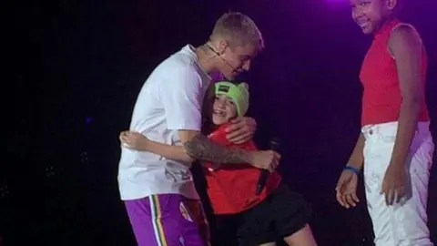 La española Lola abraza a Justin Bieber en Dubai. (Cedida)