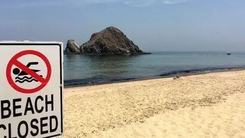 Dos kilómetros de playa en el emirato de Fujairah se cerraron a causa del derrame.