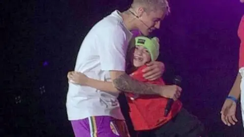 Justin Bieber abraza a la española tras su actuación. (VP)