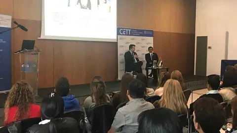 Un momento de la Conferencia sobre EAU en la Universidad de Barcelona.