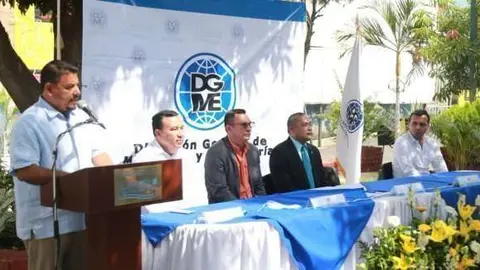 Héctor Rodríguez, de pie durante un acto en Usulután. (Foto Diario Co Latino)