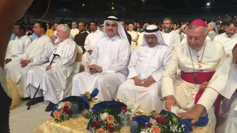 El obispo de Abu Dhabi junto a autoridades de EAU.
