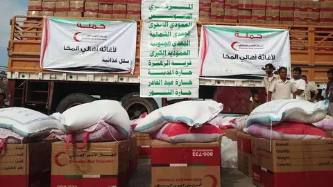 Ayuda alimentaria entregada en Yemen por Emiratos Árabes.