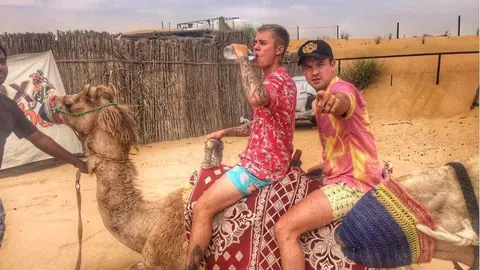 La estrella del pop paseó en camello por el desierto de EAU.