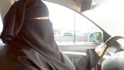 La estudiante saudí al volante del autobús.