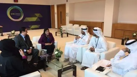 Unmomento del encuentro entre la viceministra de El Salvodor y autoridades emiratíes.