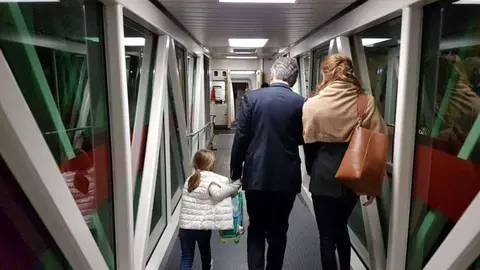 Macri y su familia en el momento de abordar el EK248.