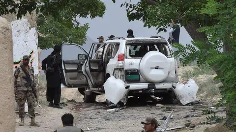 Agentes pakistaníes observan el lugar del atentado.