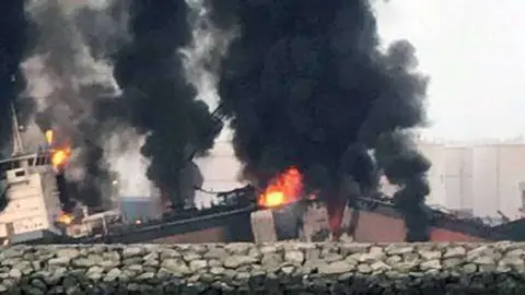 El humo del incendio era visible aún este sábado por la tarde.