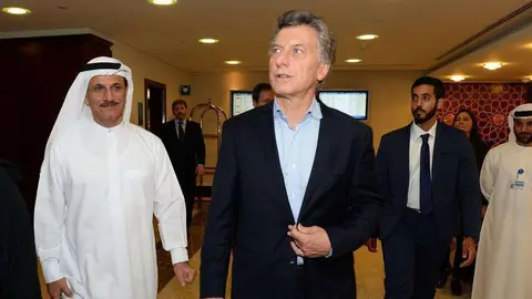 El presidente de Argentina junto al ministro de Economía de Emiratos Árabes, a su llegada a Dubai. (Casa Rosada)