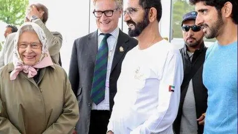 La reina de Inglaterra junta al jeque Mohammed y al jeque Hamdan.