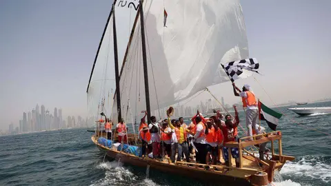 La tripulación del Zilzal, el dhow capitaneado por el Jeque Hamdan bin Mohammed bin Rashid al-Maktoum. (Foto: KARIM SAHIB / AFP / Getty Images)
