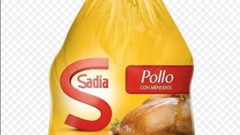 Una bolsa de pollo congelado Sadia distribuido en países de habla hispana.