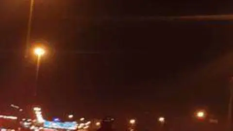 Fotograma del vídeo que recoge la temeraria maniobra en Sheikh Mohammad Bin Zayed Road.