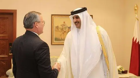 El canciller de Costa Rica saluda al emir de Qatar.