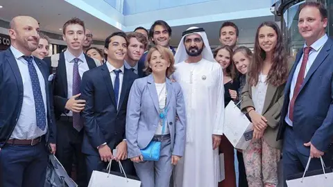 El jeque Mohamed Bin Rashid Al Maktoum, junto a la delegación de la Universidad de Navarra que visita Emiratos Árabes. (Cedida)