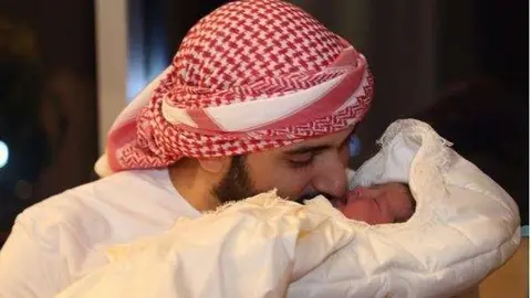El hijo del gobernador de Dubai con su recién nacido. (Twitter)