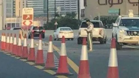 Acceso cortado al aparcamiento del Dubai Mall. (Gulf News)