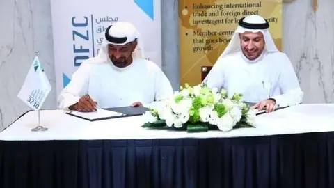 Sheikh Ahmed bin Saeed Al Maktoum, presidente del Consejo de Zona Franca de Dubai, y Mohammed Al Zarooni, presidente de la Organización Mundial de Zonas Francas, durante la firma del memorando. (WAM) 