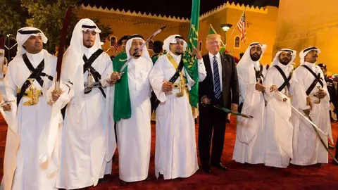 Donald Trump posa con una espada durante la recepción en el Palacio de Murabba. (Shealah Craighead, The White House)