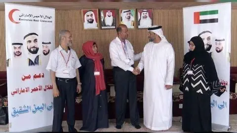 La Media Luna Roja de Emiratos entregó el suminstro médico al ministro de Salud de Yemen en presencia del representante de la OMS. (WAM)