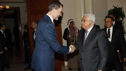 Felipe VI saluda a Mahmoud Abbas en Jordania (Casa S.M. el Rey)