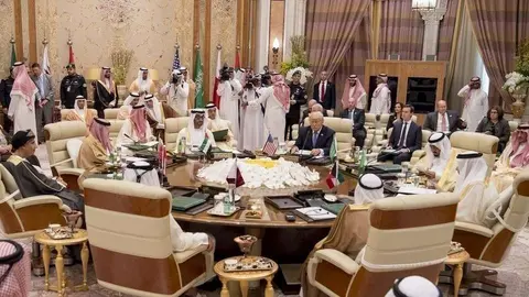 Los líderes del CCG y Donald Trump, durante su reunión de este domingo en Riad. (Hamad Al Kaabi, Crown Prince Court Abu Dhabi)