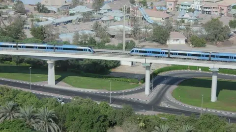 El metro de Dubai visto desde el Grand Hyatt. (EL CORREO)