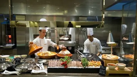 El Iftar en el hotel cuenta con diferentes estaciones de comida en vivo. (Cedida)