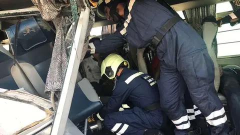 Efectivos de los cuerpos de emergencia intervienen en el autobús accidentado. (Policía de Dubai)